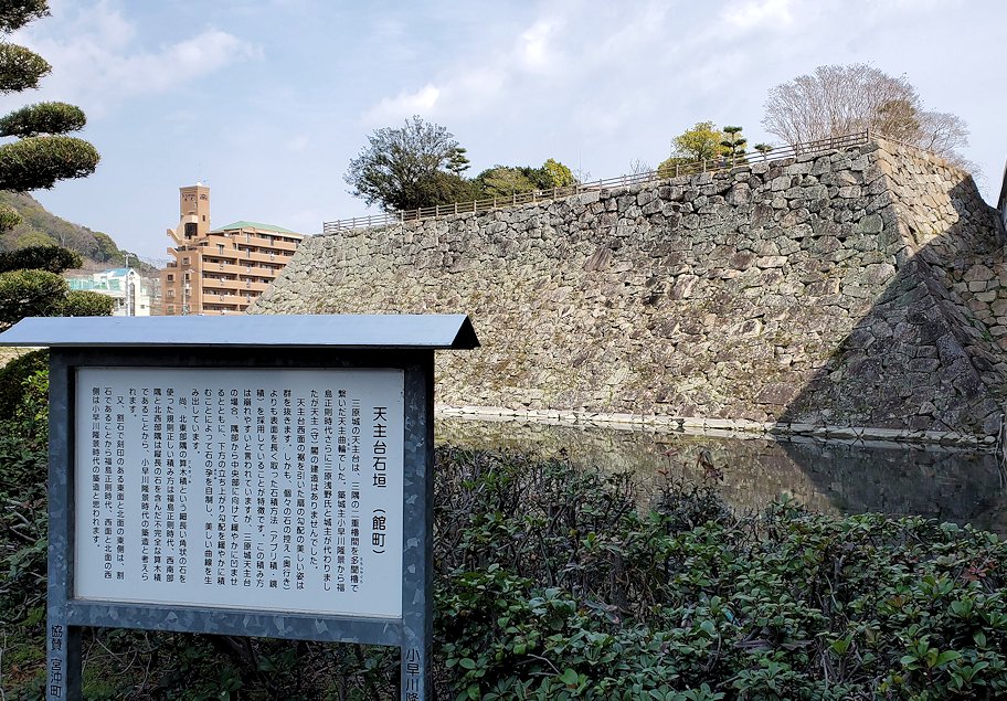 三原城の天守台跡の石垣を外から眺める