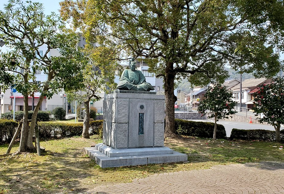 三原城の天守台跡近くにある小早川隆景の銅像