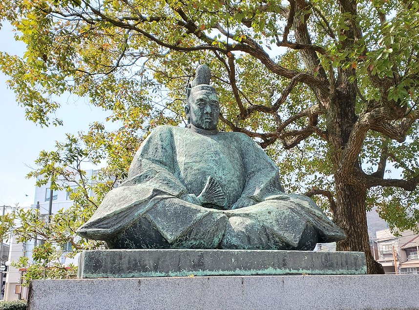 三原城の天守台跡近くにある小早川隆景の銅像1