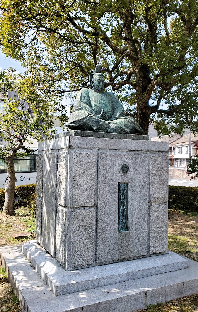 三原城の天守台跡近くにある小早川隆景の銅像2