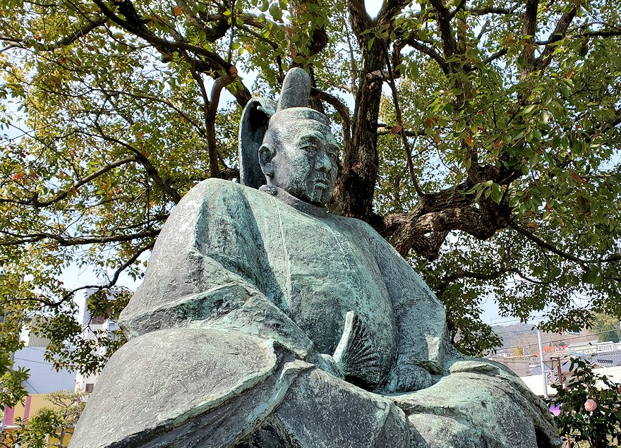三原城の天守台跡近くにある小早川隆景の銅像　アップ