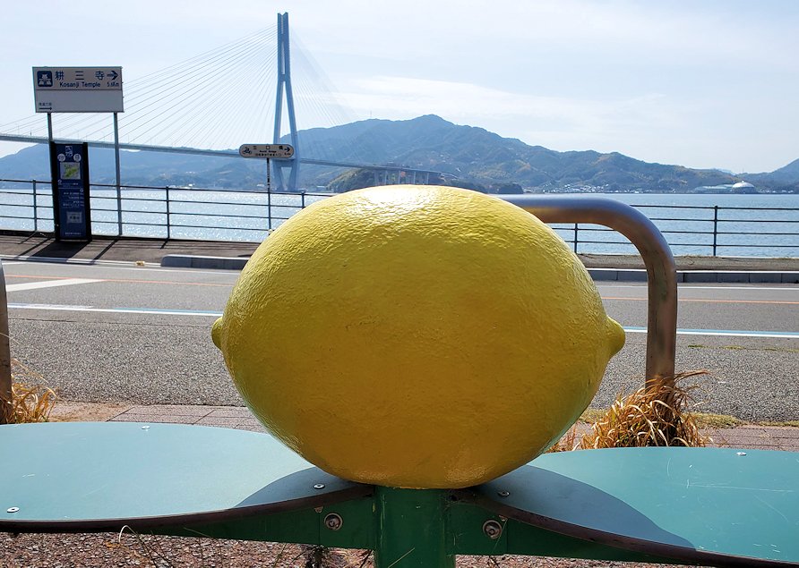 瀬戸内海　生口島　しまなみ海道サイクリング　多々羅大橋　入口　レモン　オブジェ