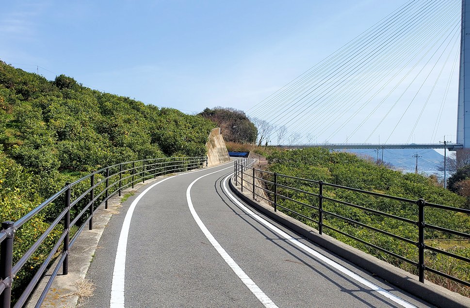 瀬戸内海　生口島　しまなみ海道サイクリング　多々羅大橋　入口　通路　進む