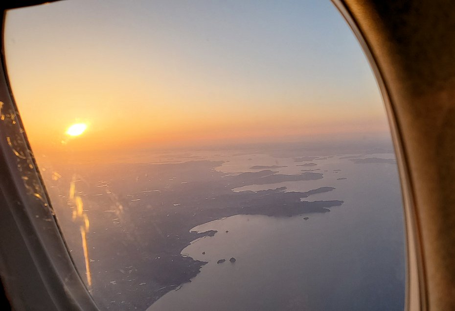 神戸空港から高知空港を目指してフライトしているFDA飛行機内からの景色　夕陽
