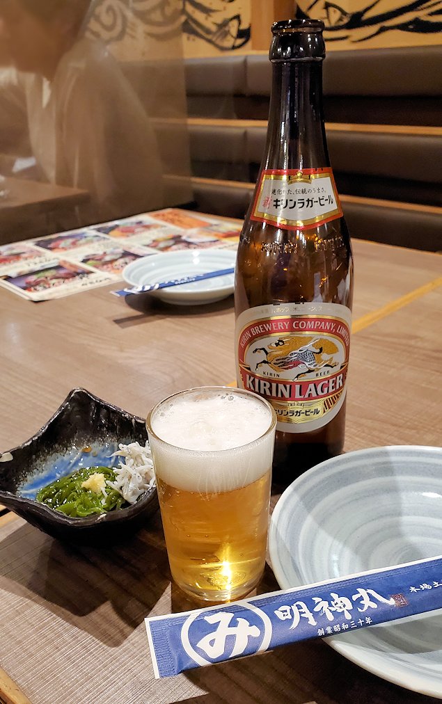 高知市内　夜　アーケード商店街　「明神丸」　瓶ビール