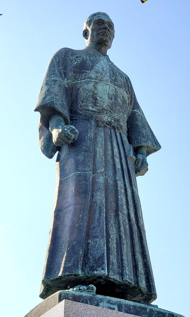 土佐清水市　足摺岬に立つジョン万次郎の銅像　正面写真のアップ