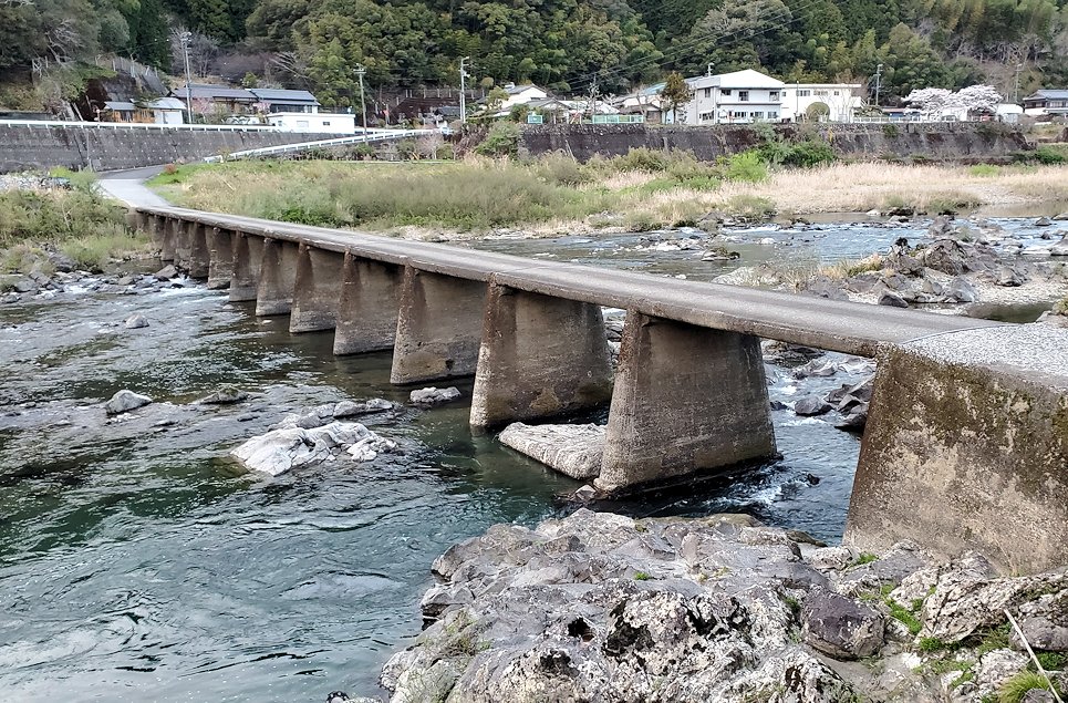 高知県　四万十川　上宮沈下橋を眺める