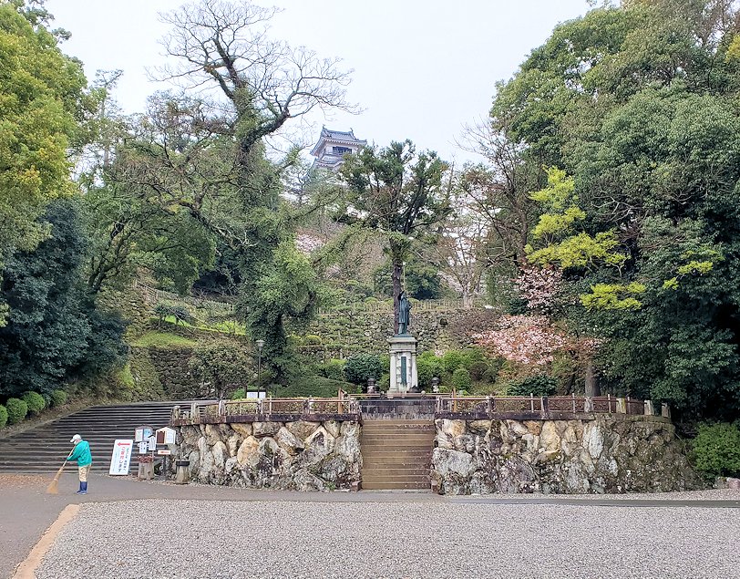 高知市内　高知城前に鎮座する　板垣退助の銅像