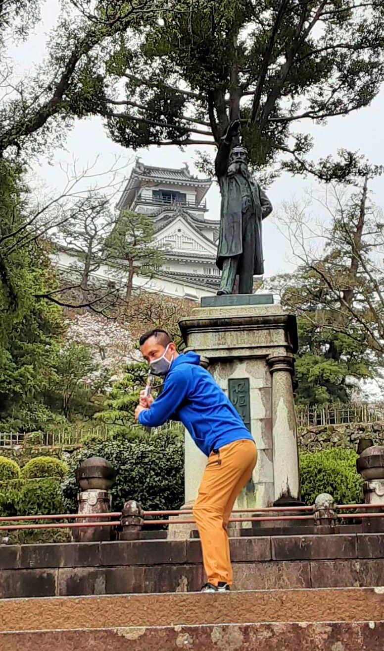 高知市内　高知城前に鎮座する　板垣退助の銅像　前で記念撮影