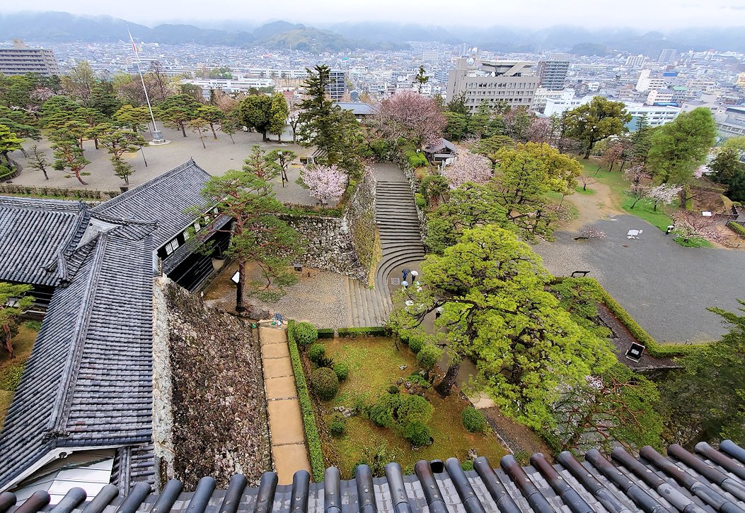 高知城　天守閣　最上階　漆塗りの高欄から眺める景色1