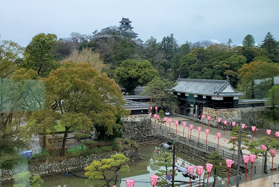 高知城歴史博物館から眺める高知城