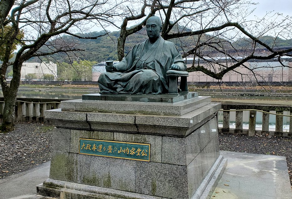 高知市　山内神社　山内容堂公の銅像