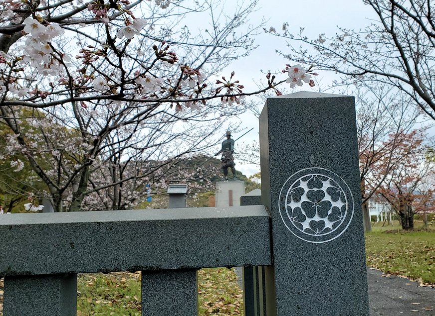 高知市　鎮守の森公園　入口から見える長宗我部元親の銅像