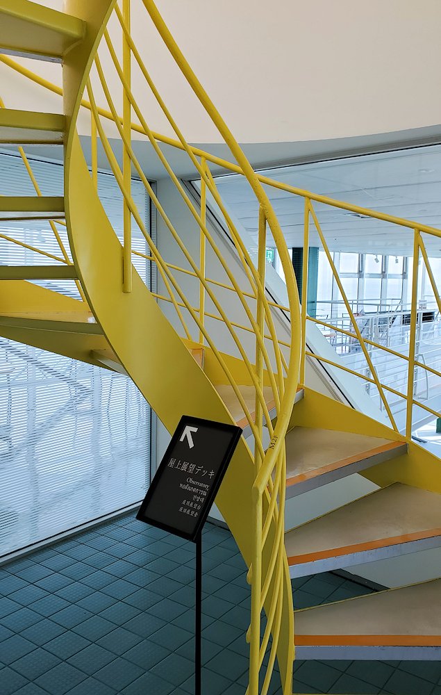 高知市　桂浜　坂本龍馬記念館　本館　屋上に登る黄色い階段