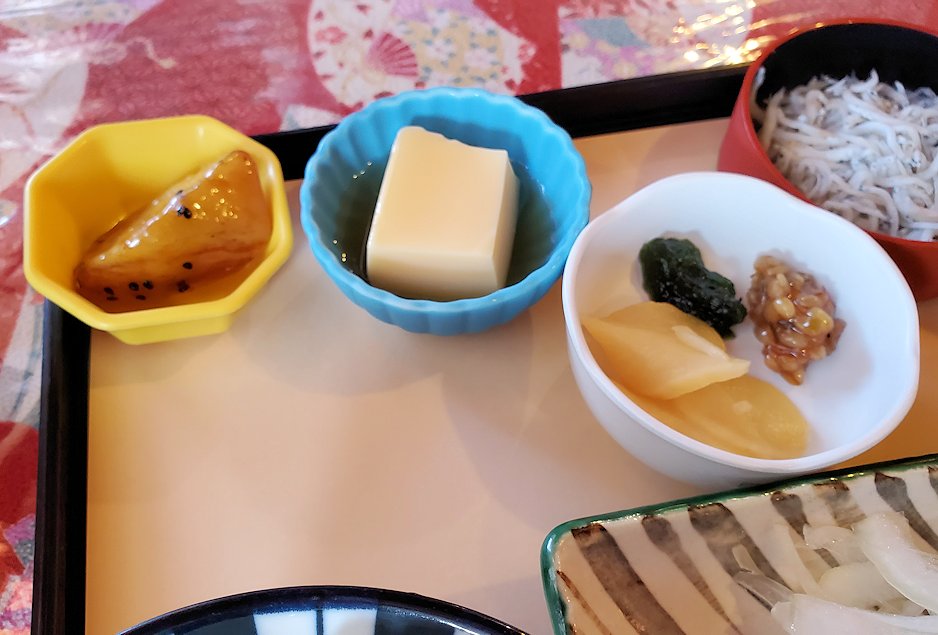 高知県　かつお船ドライブイン　くじらのいっぷく　カツオのタタキ定食　小鉢類
