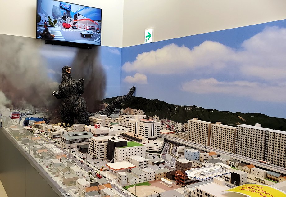 高知県南国市　海洋堂SpaceFactoryなんこく　南国市を攻撃するゴジラ模型2
