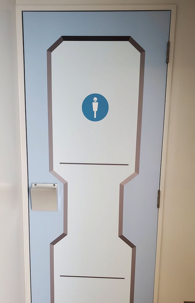 高知県南国市　海洋堂SpaceFactoryなんこく 男性用トイレのドア
