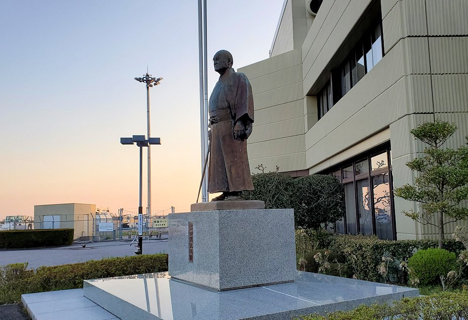 高知空港　吉田茂の銅像