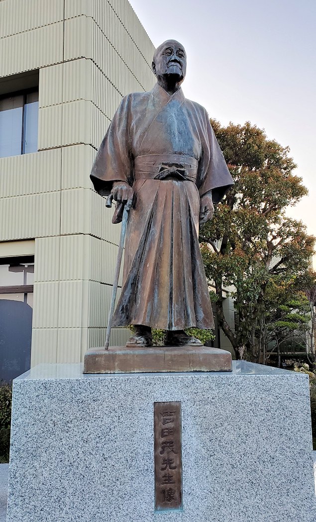 高知空港　吉田茂の銅像　正面