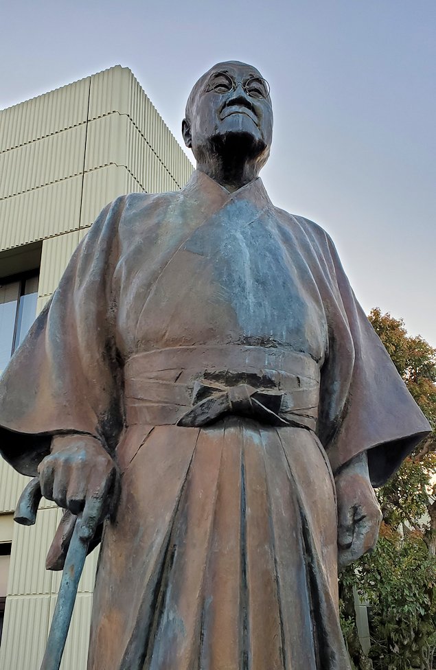 高知空港　吉田茂の銅像　正面アップ