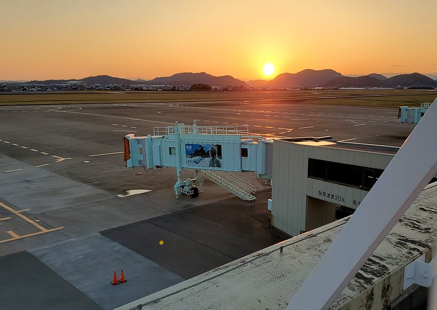 高知空港　展望デッキから眺める夕陽