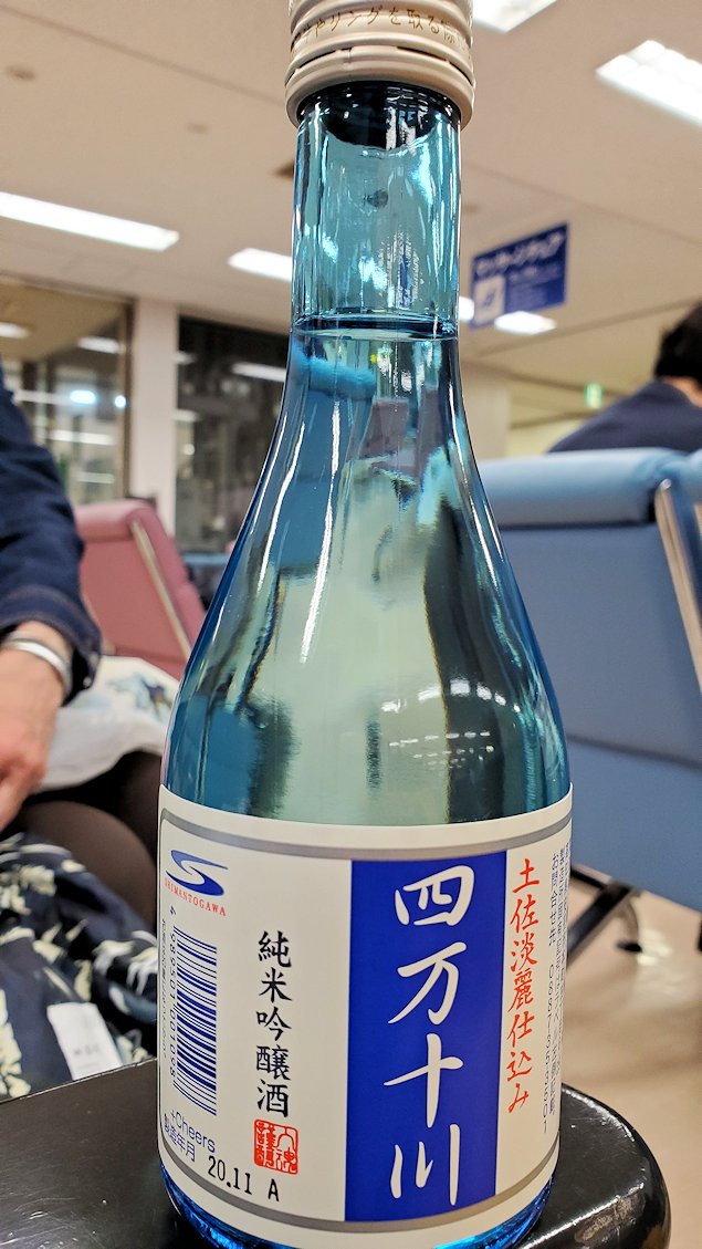 高知空港　搭乗ロビー　四万十川日本酒