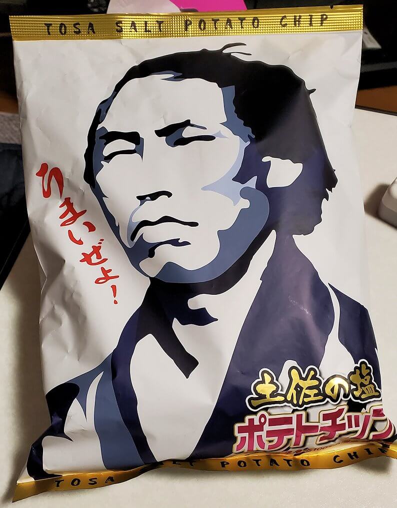 高知県で購入した、坂本龍馬の顔デザインのパッケージになっているポテトチップス