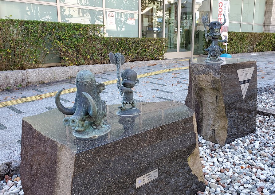 島根県　松江テルサ　『はじめ人間ギャートルズ』　ブロンズ像