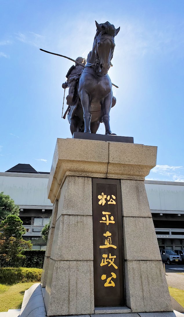 島根県松江市　松平直政の騎馬像　下からのアップ