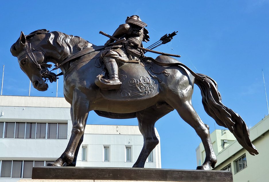 島根県松江市　松平直政の騎馬像　下からのアップ3