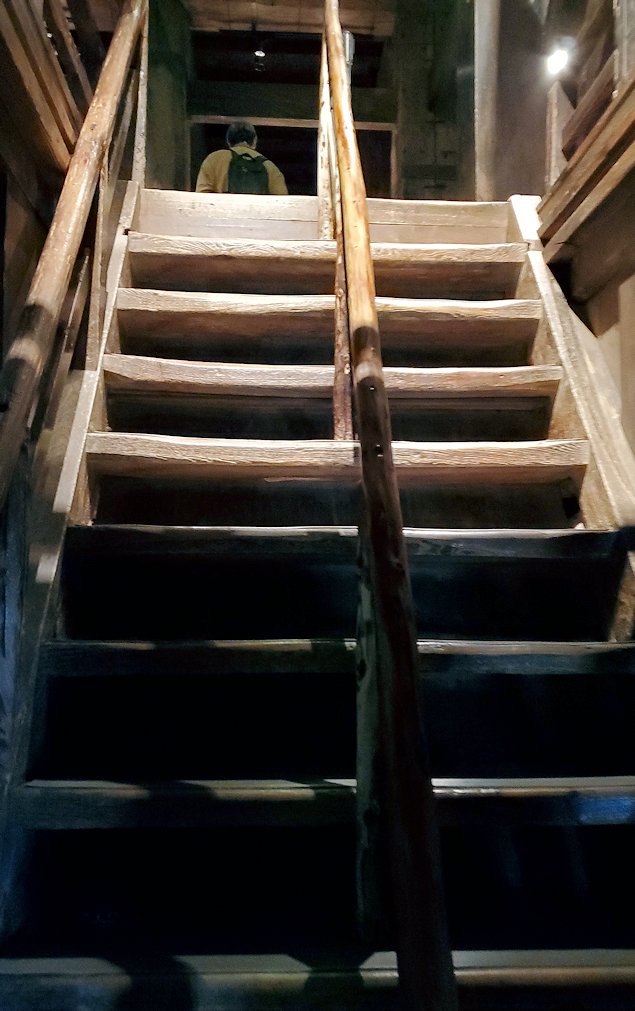 島根県松江市　松江城天守内　2階に上る階段