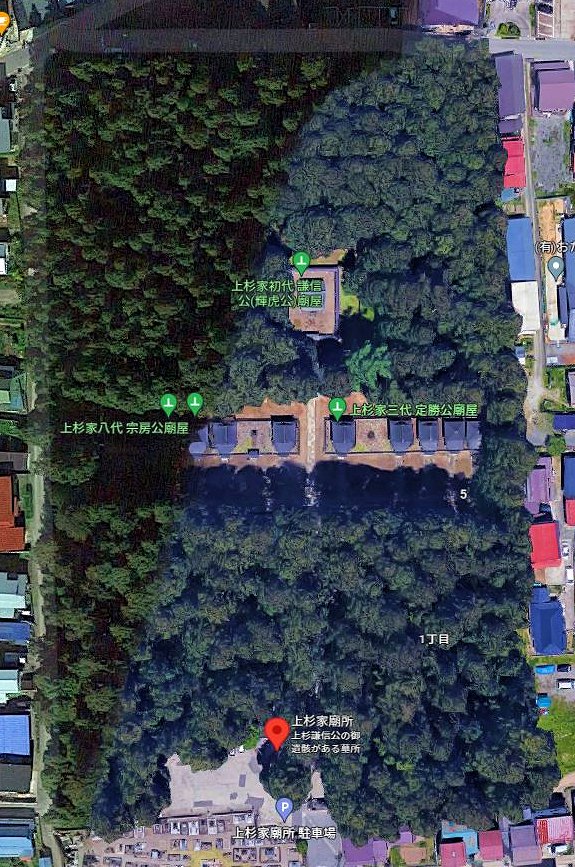 米沢市の「上杉家廟所」の上空からの景色：Googleマップより