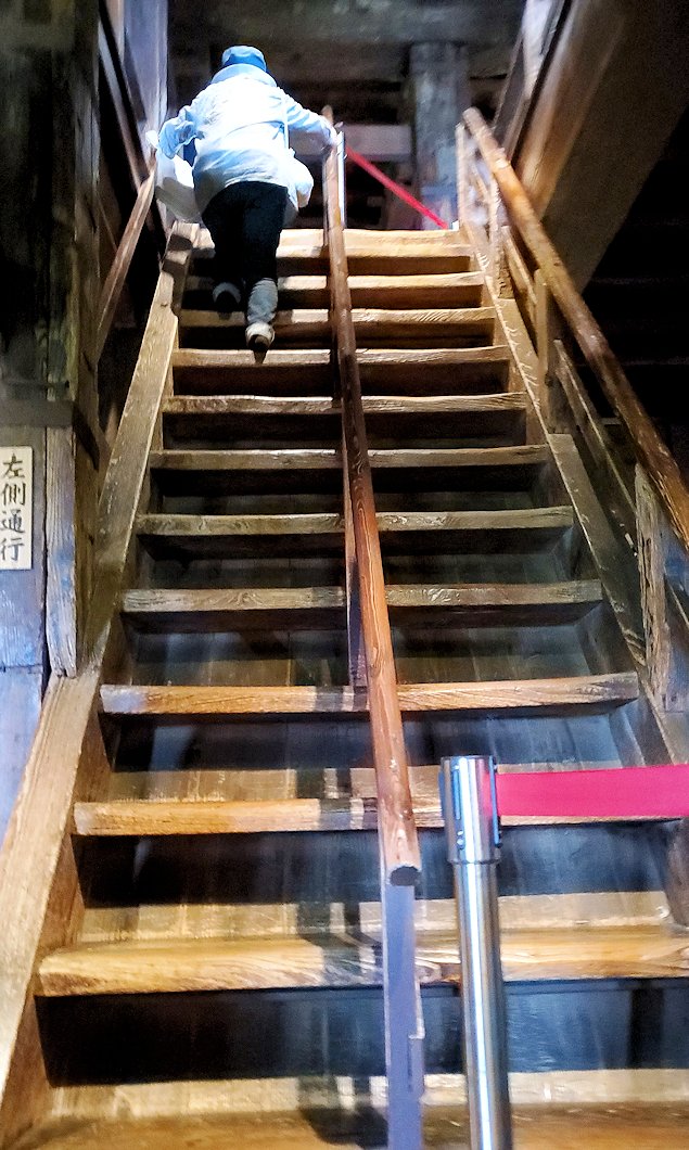 島根県松江市　松江城天守内　3階に向かう階段