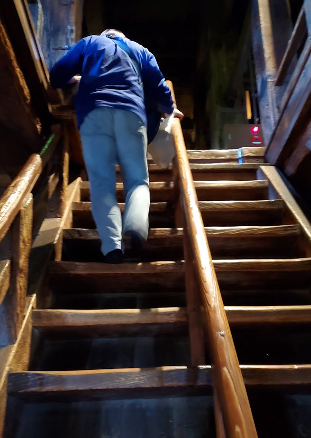 島根県松江市　松江城天守内　4階に上る階段　進む