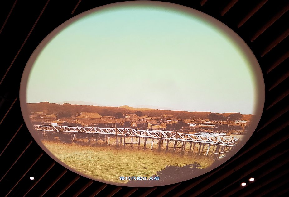 島根県松江市　松江歴史館 　江戸時代の歳時記コーナー　天井に映し出されていた橋