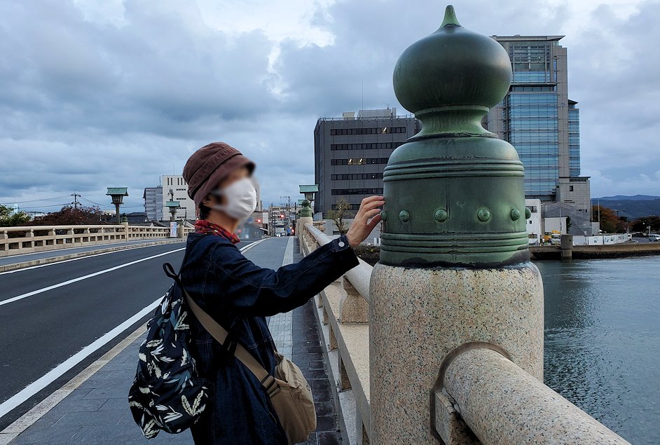 島根県松江市　大橋の擬宝珠　欄干を触る