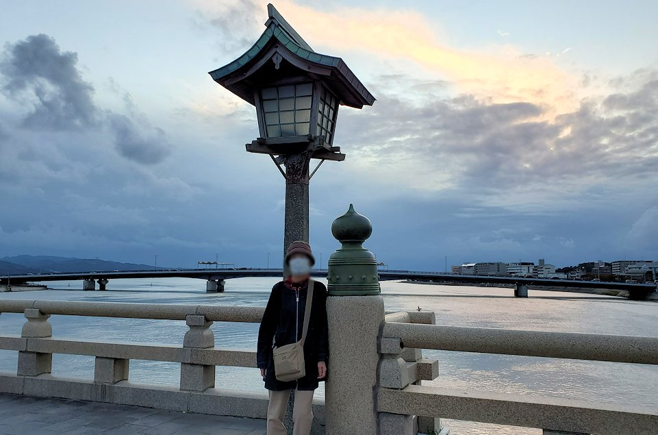 島根県松江市　大橋の欄干で記念撮影