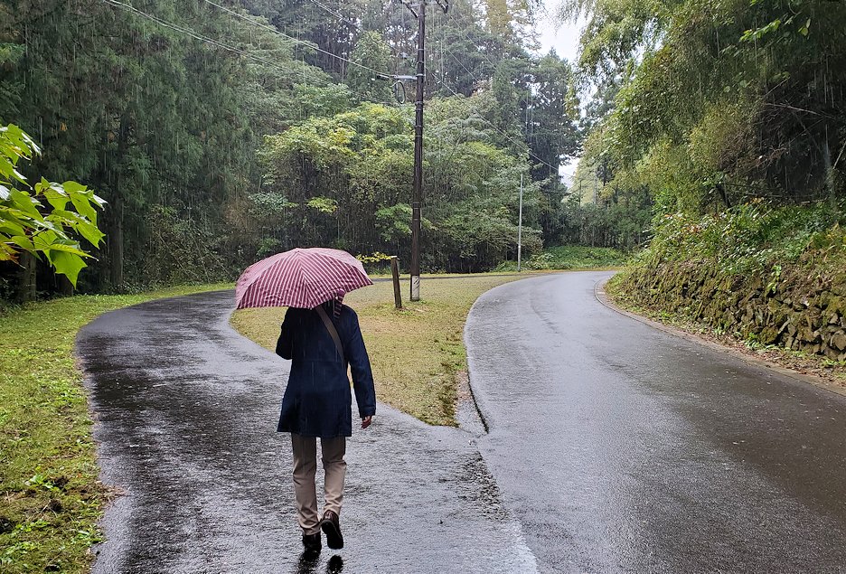 島根県太田市　石見銀山　大森町　道を進む　雨