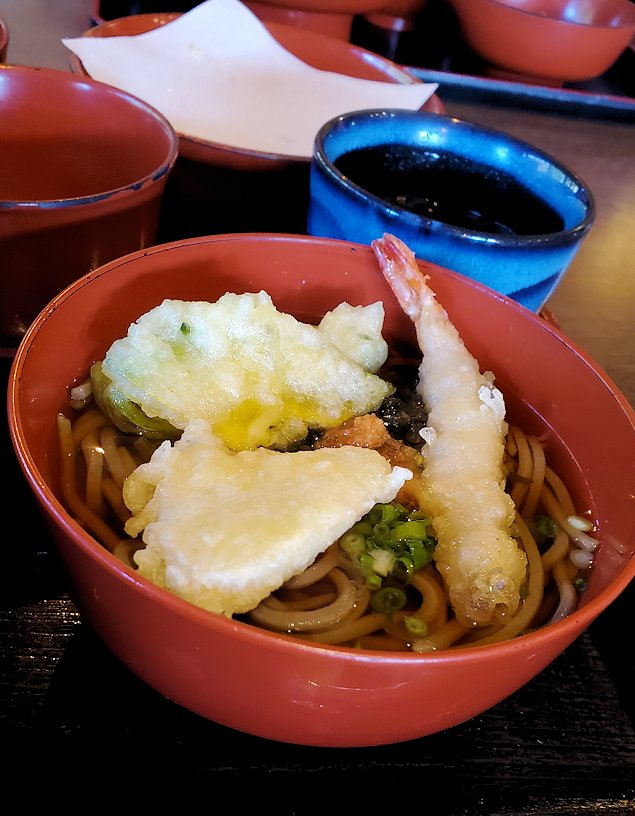 島根県太田市　大森町　「お食事処 おおもり」　代官そば　温かい　天ぷらを載せる