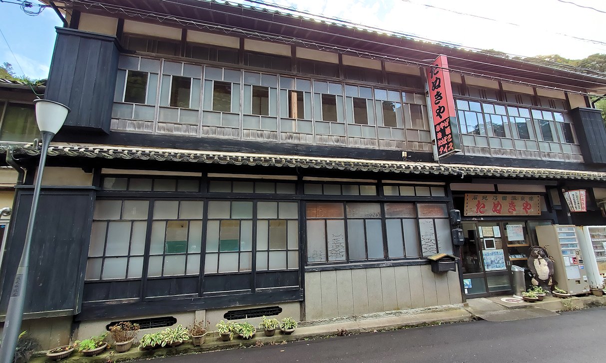 島根県大田市　温泉津郷　古い旅館の建物
