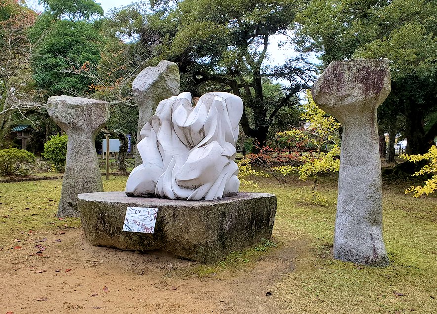 島根県　出雲大社　境内　松の参道の鳥居近くの石像