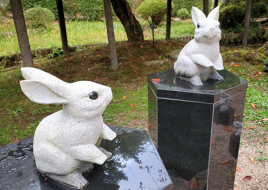 島根県　出雲大社　境内　松の参道の鳥居　ウサギの像3
