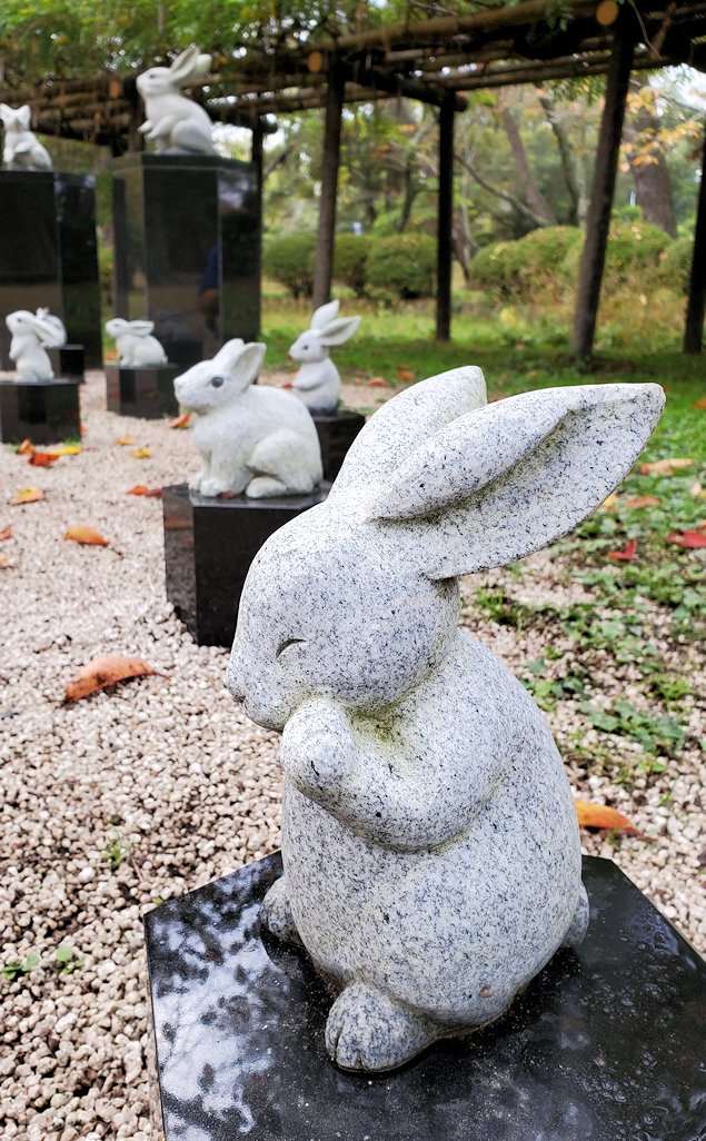 島根県　出雲大社　境内　松の参道の鳥居　ウサギの像5