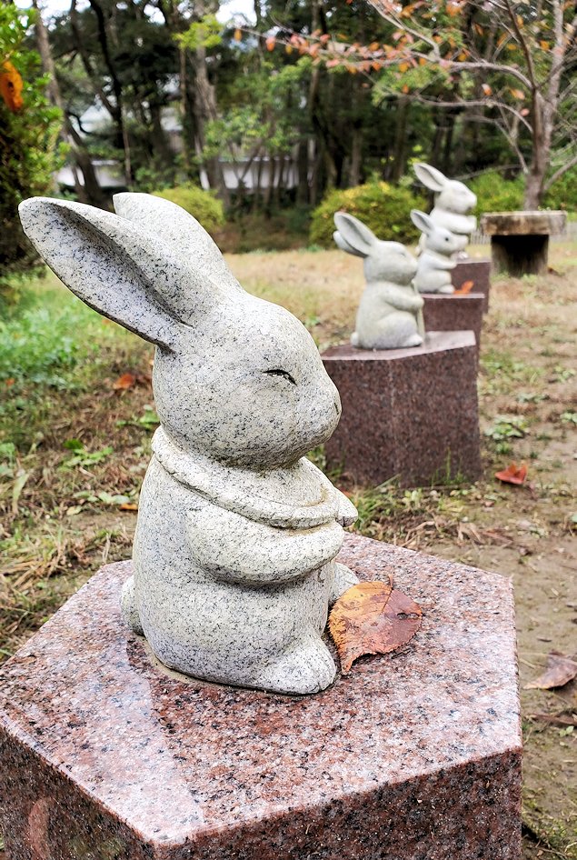 島根県　出雲大社　境内　可愛いウサギの像