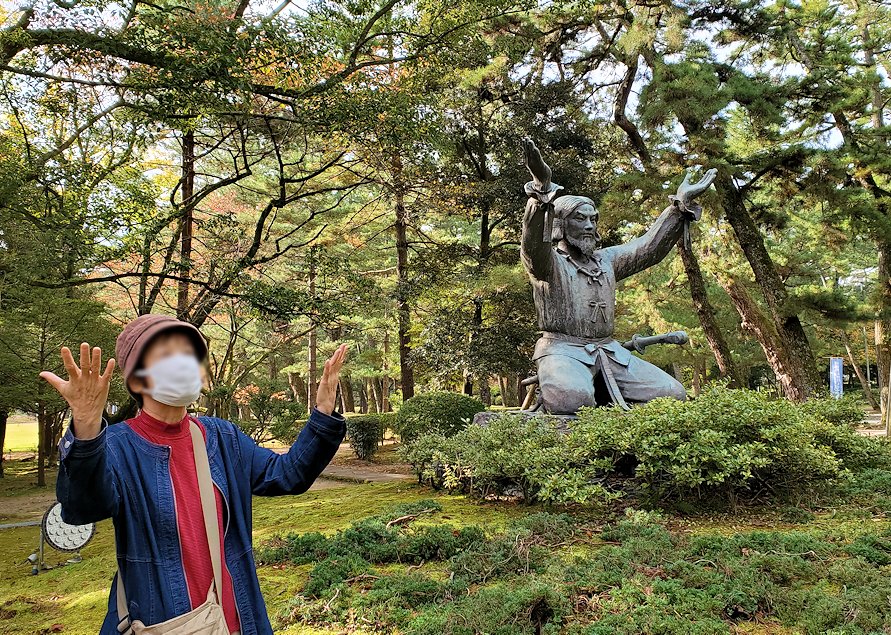 島根県　出雲大社　ムスビの御神像で記念撮影