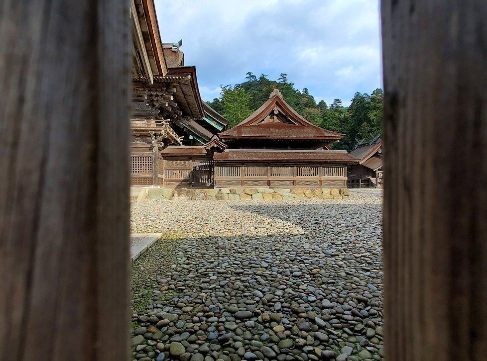 島根県　出雲大社　八足門の隙間から本殿を眺める
