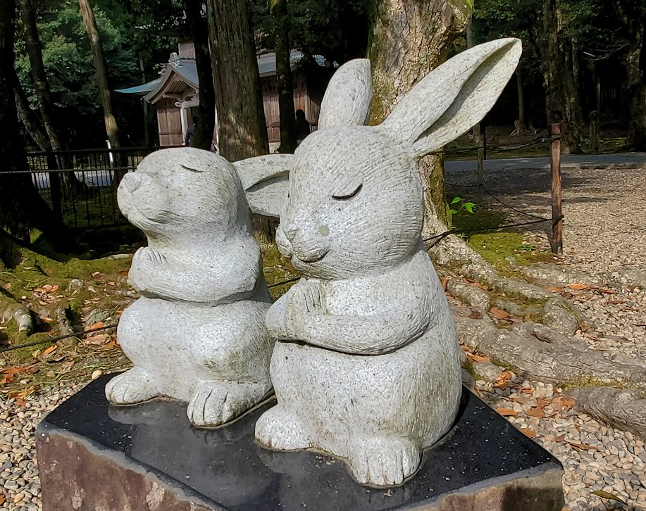 島根県　出雲大社　本殿裏から拝めるウサギの像