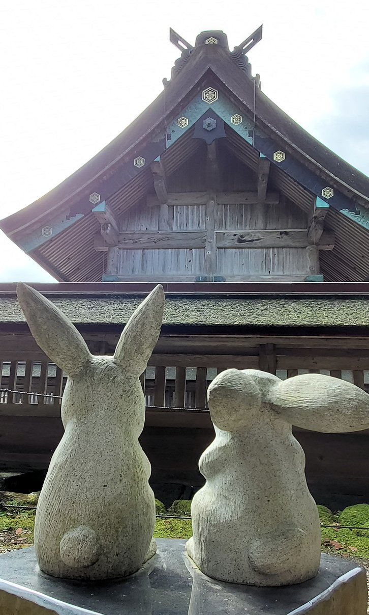 島根県　出雲大社　本殿裏から拝めるウサギの像と本殿