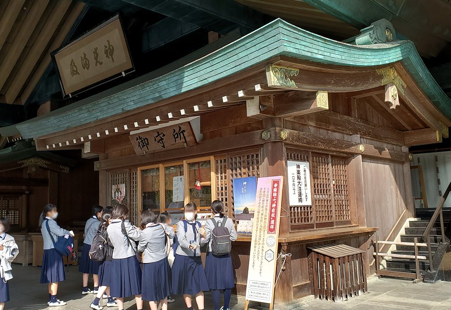 島根県　出雲大社　神楽殿の入口