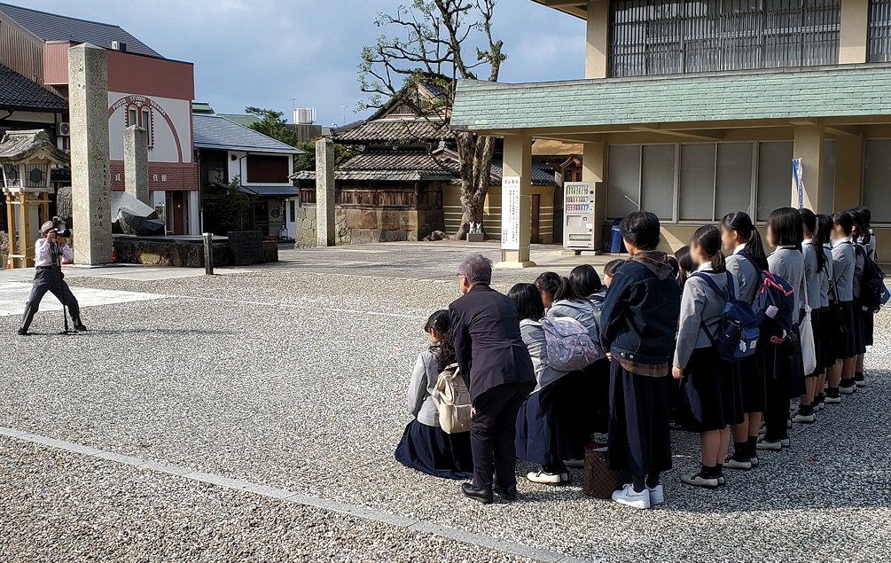 島根県　出雲大社　神楽殿前で記念撮影をする学生達